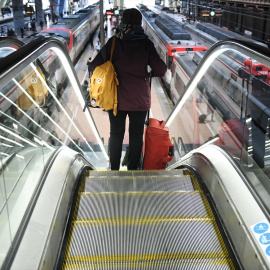 Una mujer coge un tren en la estación de Cercanías de Puerta de Atocha-Almudena Grandes, a 5 de diciembre de 2023, en Madrid.