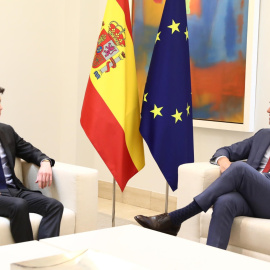 El presidente del Gobierno, Pedro Sánchez (d), mantiene un encuentro con el consejero delegado y cofundador de OpenAI, Sam Altman (i), en el Palacio de La Moncloa.