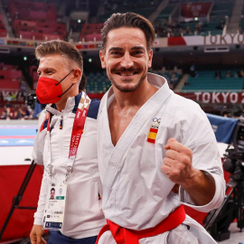 El español Damián Quintero (d) celebra tras conseguir la medalla de plata después de la final de kata masculino de karate por los Juegos Olímpicos 2020, este viernes en el estadio Nippon Budokan en Tokio (Japón)