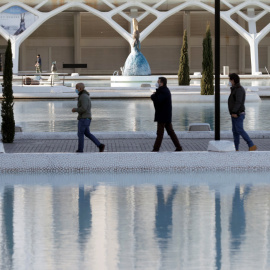 Varias personas se dirigen hacia un vacunódromo de la Generalitat Valenciana.