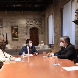 El president de la Generalitat, Pere Aragonès, acompanyat de la consellera de la Presidència, Laura Vilagrà, s’ha reunit amb el grup parlamentari de Junts per Catalunya, en el marc de la ronda de contactes amb partits polítics i entitats independent