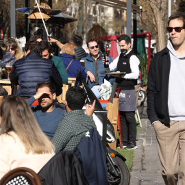 Las llamadas "terrazas covid", nuevas o ampliadas, avaladas por muchos ayuntamientos para salvar a bares y restaurantes del cierre al que les abocaban las restricciones anticovid, se mantienen todavía, aunque con condiciones, en ciudades de más de media