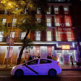 Fachada de la sede del PSOE durante el seguimiento de la jornada electoral, a 28 de mayo de 2023, en Madrid