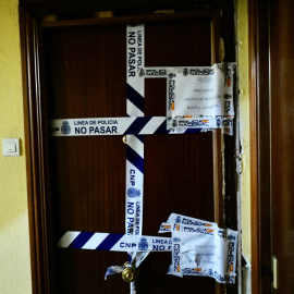 Puerta de una vivienda donde se produjo un homicidio en Zaragoza, a 5 de enero de 2023.
