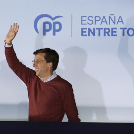 29/5/23 El alcalde de Madrid y candidato a la reelección por el PP José Luis Martínez -Almeida saluda a los simpatizantes desde el balcón de Génova tras conocer los resultados electorales en Madrid.