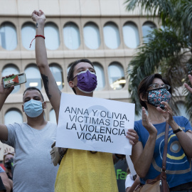 Un mujer con un cartel en el que se lee: `Anna y Olivia, víctimas de violencia vicaria´, participa en una concentración feminista en la Plaza de la Candelaria en repulsa por "todos los feminicidios", a 11 de junio de 2021, en Santa Cruz de Tenerife
