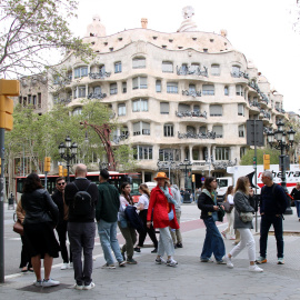 Turistes passejant pel passeig de Gràcia de Barcelona a l’altura de La Pedrera