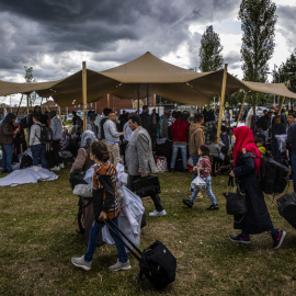 Familias y grupos de migrantes junto a un centro de solicitudes de asilo en Ter Apel, al norte de Países Bajos, a 14 de julio de 2022.