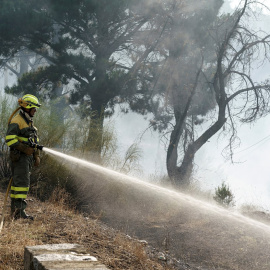 Medios aéreos y terrestres trabajando en la extinción del incendio declarado el viernes pasado en la localidad abulense de El Tiemblo