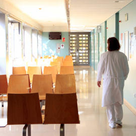 Una infermera camina per una sala d'espera, en una imatge d'arxiu