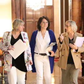 La presidenta del Parlament, Anna Erra, i les vicepresidentes Alba Vergés i Assumpta Escarp es dirigeixen a la reunió de la Mesa.