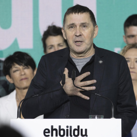 El líder de EH Bildu, Arnaldo Otegui, durante un acto de campaña celebrado este domingo en Arrasate (Guipuzkoa)