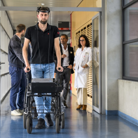 24/05/2023- El paciente holandés parapléjico Gert-Jan camina gracias a la interfaz que permite caminar con control mental después de una lesión en la médula espinal, en Suiza a 23 de mayo de 2023.