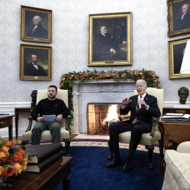 El presidente de Ucrania, Volodímir Zelenski, junto a su homólogo estadounidense, Joe Biden, en el despacho Oval de la Casa Blanca, a 12 de diciembre de 2023.