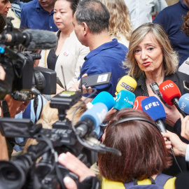 La alcaldesa de Pamplona, Cristina Ibarrola, atiende a los medios en la plaza Consistorial, a 2 de julio de 2023.