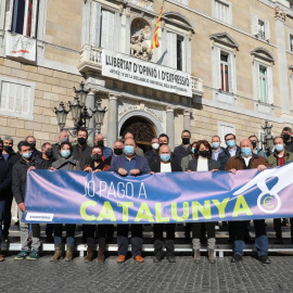 Alcaldes dels ajuntaments que donen suport a la campanya per la sobirania fiscal en un acte a la plaça Sant Jaume.