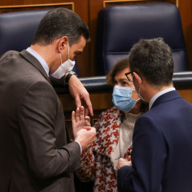 03/02/2022.- El presidente del Gobierno, Pedro Sánchez (i), conversa con la exvicepresidenta Carmen Calvo (c) y con l ministro de Presidencia, Félix Bolaños (d), durante el pleno del Congreso de los Diputados, que debate y vota la convalidación de la 