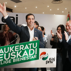 El candidato del PNV a lehendakari, Imanol Pradales, celebra los resultados electorales.