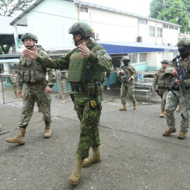 Integrantes de las Fuerzas Armadas vigilan una calle durante la jornada de votación por el referéndum este domingo en Guayaquil (Ecuador).