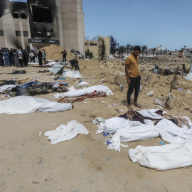 22/04/2024 Trabajadores sanitarios palestinos recuperan cadáveres de palestinos enterrados en el recinto del hospital Nasser, a 21 de abril de 2024.