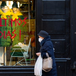 Dos personas caminan por Vitoria con mascarillas este miércoles.