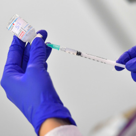 Una enfermera preparada una dosis de la vacuna de Moderna en Dresde, Alemania