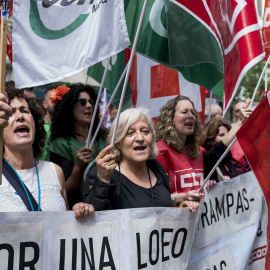 Funcionarios de justicia con pancartas durante una concentración de funcionarios de Justicia, frente a la sede del PSOE en la calle Ferraz, a 30 de mayo de 2023, en Madrid
