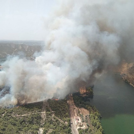 Los Mossos desalojan el camping de Port Massaluca por un incendio en la Pobla de Massaluca