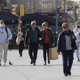 Varias personas pasean por el centro de Barcelona este jueves.