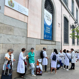 Médicos especialistas de la Comunidad de Madrid hacen cola en el Colegio de Médicos para solicitar su traslado a otras autonomías y "huir de la temporalidad", a 4 de mayo de 2023.