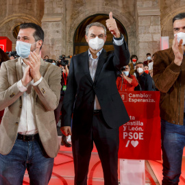 El candidato del PSOE a la Junta de Castilla y León, Luis Tudanca (i), el expresidente José Luis Rodríguez Zapatero (c), y el presidente del Gobierno, Pedro Sanchez (d), en un acto electoral en Burgos. EFE/ Santi Otero