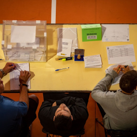 Los componentes de una mesa electoral durante el 28M en un colegio de Barcelona (Catalunya).