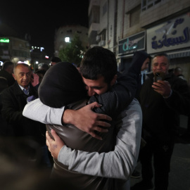 Un palestino abraza a un familiar tras ser liberado como parte del acuerdo entre Israel y Hamás, en la ciudad cisjordana de Ramallah, el 26 de noviembre de 2023.