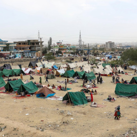 Un campamento en un parque de Kabul, la capital de Afganistán,  de personas desplazadas tras el avance de los talibanes. EFE/EPA/HEDAYATULLAH AMID