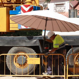 Trabajadores de la construcción resguardándose de las altas temperaturas en una obra en Sevilla, a 2 de septiembre de 2023.