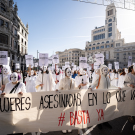 Decenas de personas llevan carteles con nombres de mujeres asesinadas por violencia machista durante una manifestación, a 25 de noviembre de 2023, en Madrid.