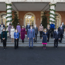 Foto de familia del Gobierno de coalición del PSOE y Unidas Podemos tras la marcha del exministro de Universidades, Manuel Castells, en La Moncloa, a 28 de diciembre de 2021.
