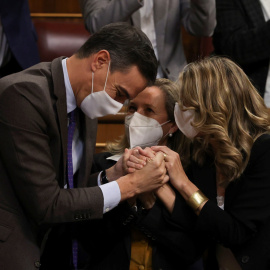 El presidente del Gobierno, Pedro Sánchez y las vicepresidentas Nadia Calviño (c) y Yolanda Díaz después de que el pleno del Congreso de los Diputados votara a favor de la convalidación de la reforma laboral pactada por el Gobierno con los agentes so