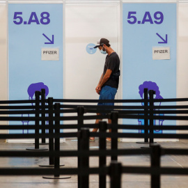 Varias personas esperan su turno para recibir una dosis de la vacuna contra la covid en Barcelona.
