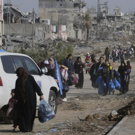 Familias palestinas cruzan Gaza de norte a sur durante la tregua humanitaria acordada entre Israel y Hamás este 26 de noviembre de 2023.