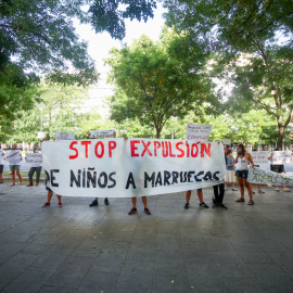 Participantes llevan un cartel que dice 'Stop expulsión de niños a Marruecos' durante una manifestación contra la deportación de los menores migrantes marroquíes que cruzaron la frontera el pasado mes de mayo, frente al Ministerio del Interior, a 15 