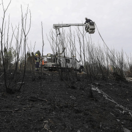 Técnicos canadienses arreglando cables de fibra óptica tras los incendios.