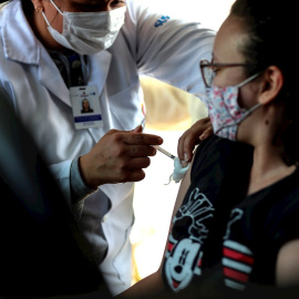 Una mujer recibe una vacuna contra la covid-19 en Sao Paulo.