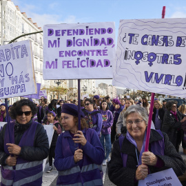 Varias personas sujetan carteles durante una manifestación contra las violencias machistas, a 25 de noviembre de 2023, en Santander.