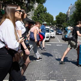 Turistas caminan por el centro de la ciudad, a 3 de junio de 2023, en Madrid.