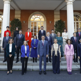 Tradicional foto de familia con el presidente del Gobierno, Pedro Sánchez, junto a sus 22 ministros y ministras en la escalera del palacio de Moncloa antes del primer Consejo de Ministros este 22 de noviembre de 2023.
