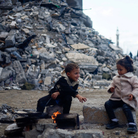 Dos niños frente a una fogata en Jan Yunis, al sur de Gaza, a 27 de noviembre de 2023.