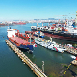 Barco de la Flotilla de la Libertad en el puerto