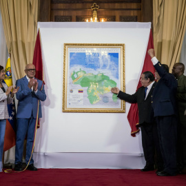 El presidente de la Asamblea Nacional venezolana, Jorge Rodríguez, junto a diputados del organismo, develan un mapa de Venezuela al que se le añade al Esequibo.