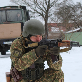 Una foto del folleto proporcionada por el servicio de prensa de la Guardia Nacional muestra a los militares de la Guardia Nacional de Ucrania participando en ejercicios tácticos y especiales dentro de los ejercicios del personal de comando en un pueblo c
